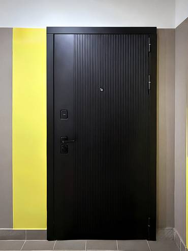 Черная квартирная дверь