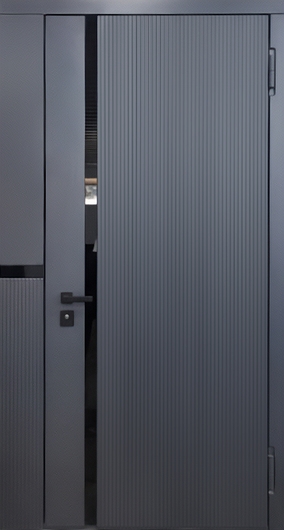 Входная квартирная дверь с широким наличником, узкой вставкой стекла и панелями МДФ графит